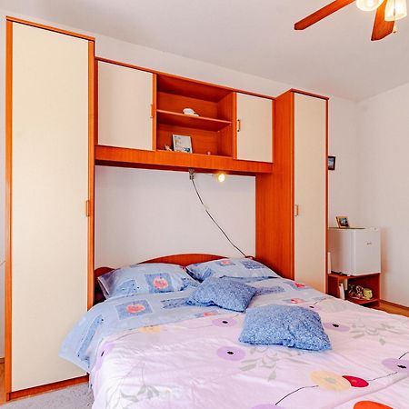 Apartments And Rooms With Parking Space מאלי סטון חדר תמונה