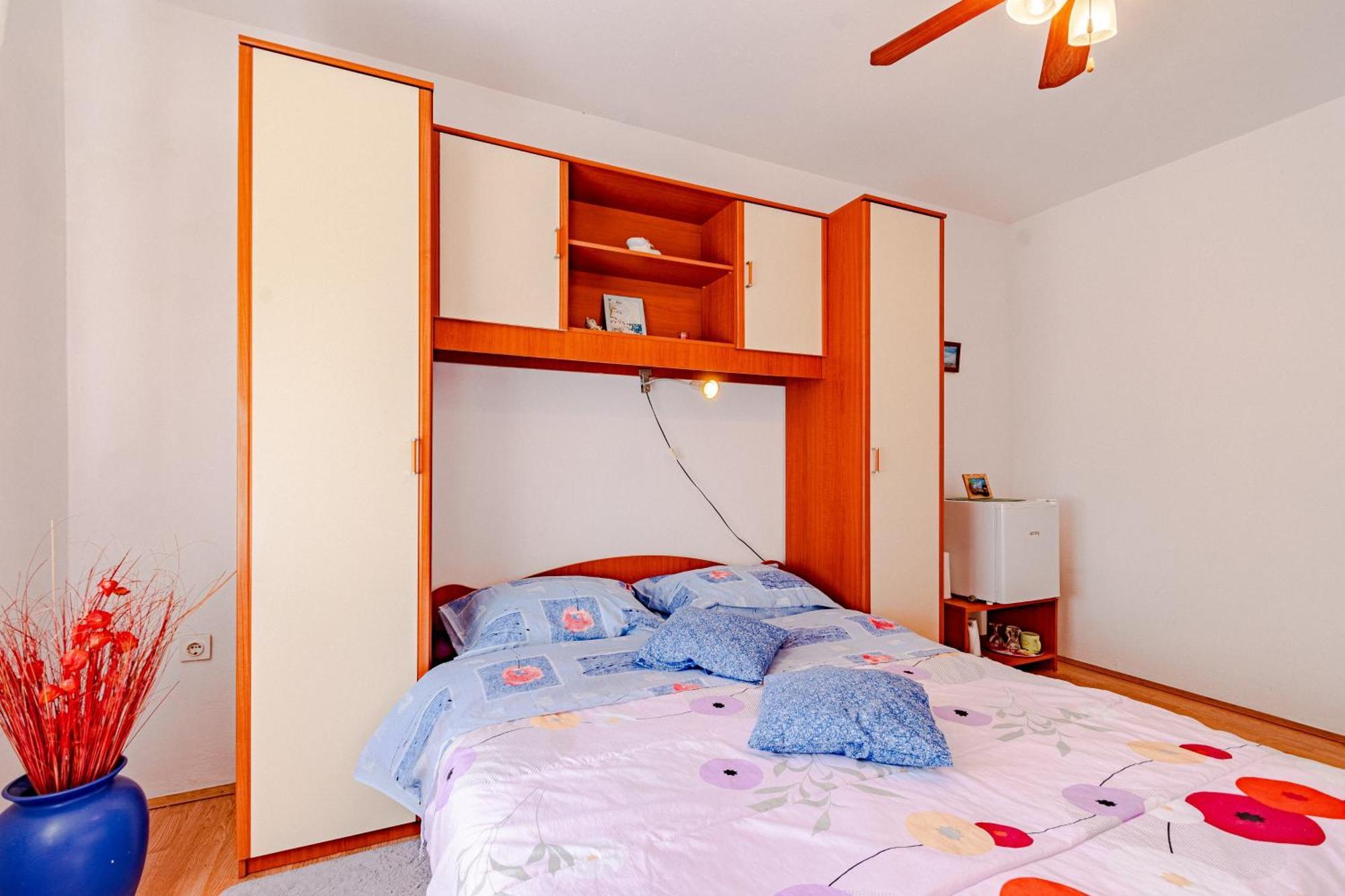Apartments And Rooms With Parking Space מאלי סטון חדר תמונה