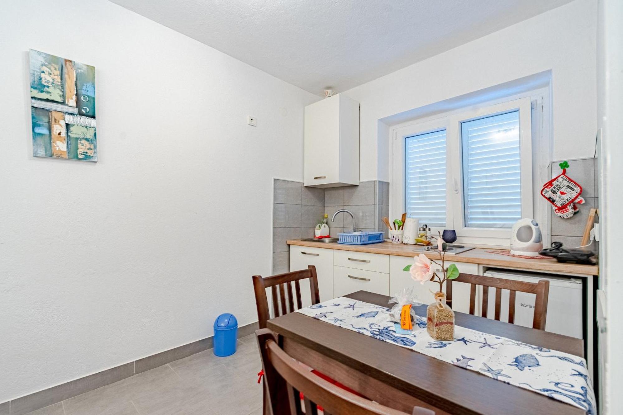 Apartments And Rooms With Parking Space מאלי סטון חדר תמונה