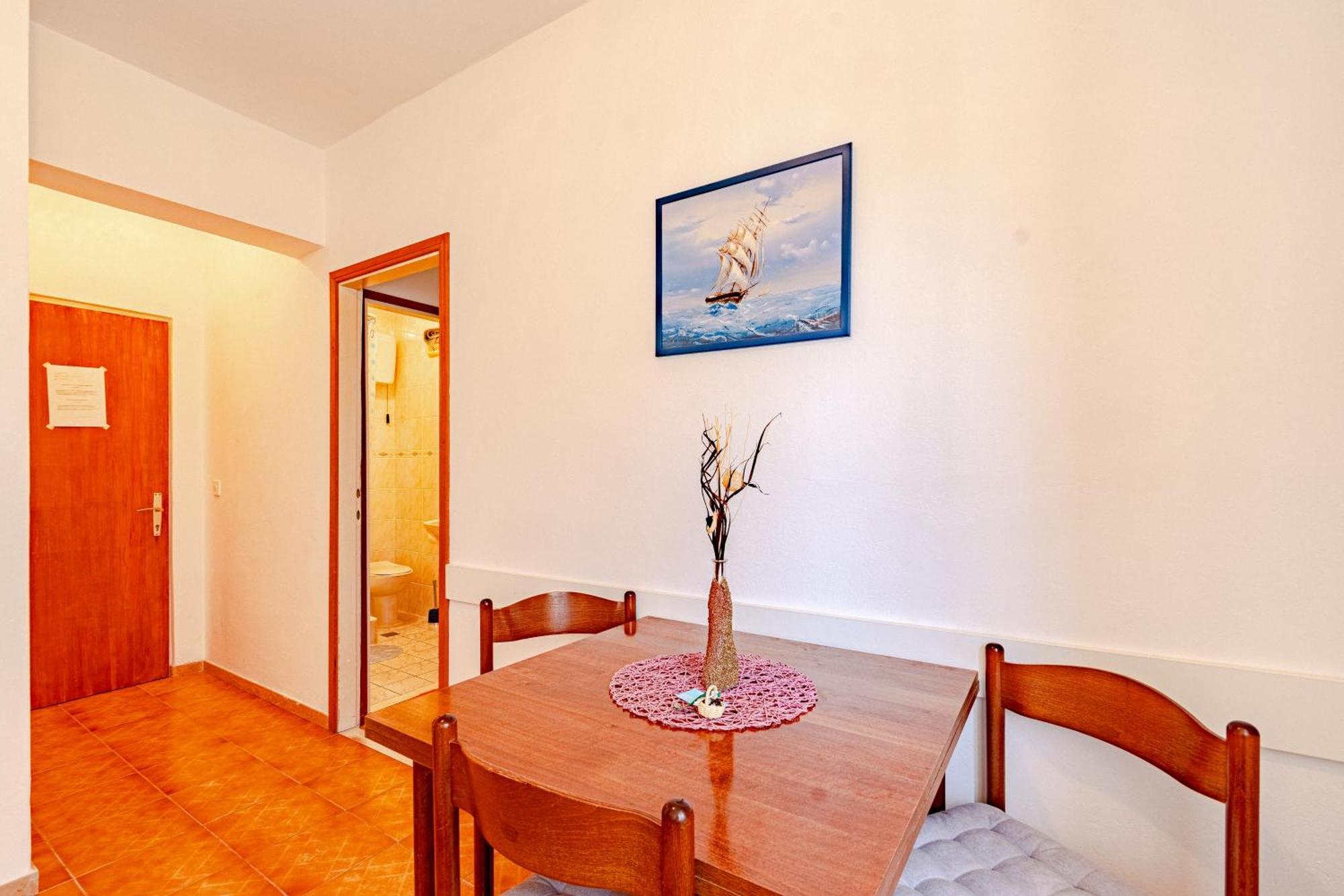 Apartments And Rooms With Parking Space מאלי סטון חדר תמונה