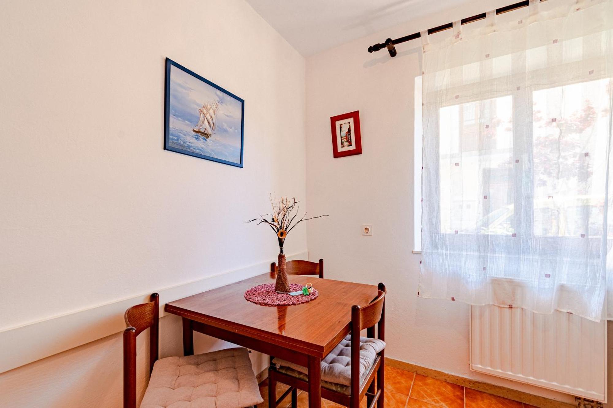 Apartments And Rooms With Parking Space מאלי סטון חדר תמונה